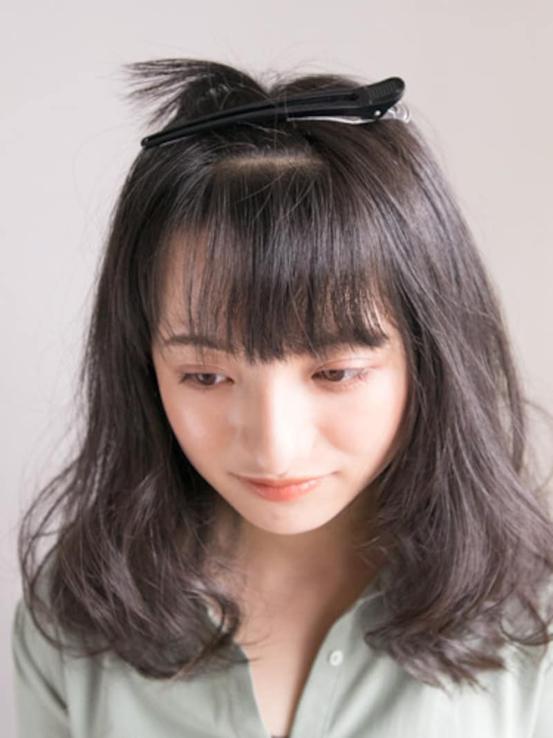 前髪を上下2段に分けとる