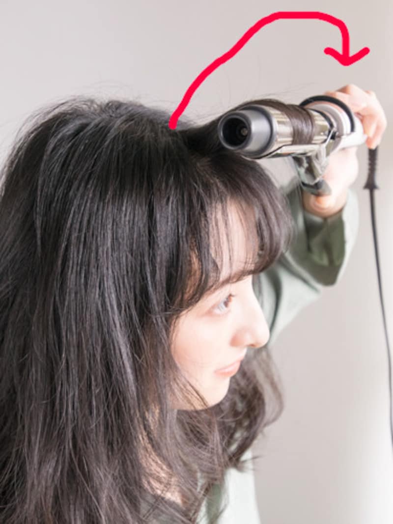 前髪の毛束を持ち上げて1回転