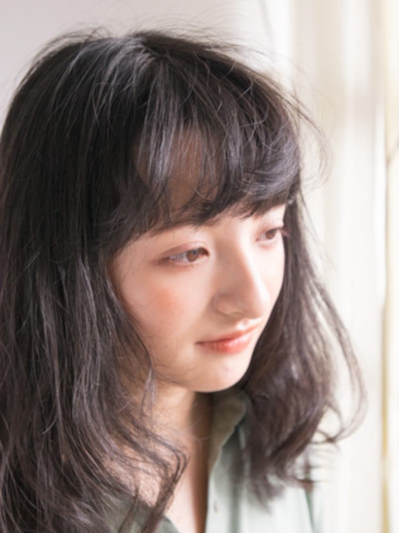 黒髪でもボリュームのある前髪に巻ける