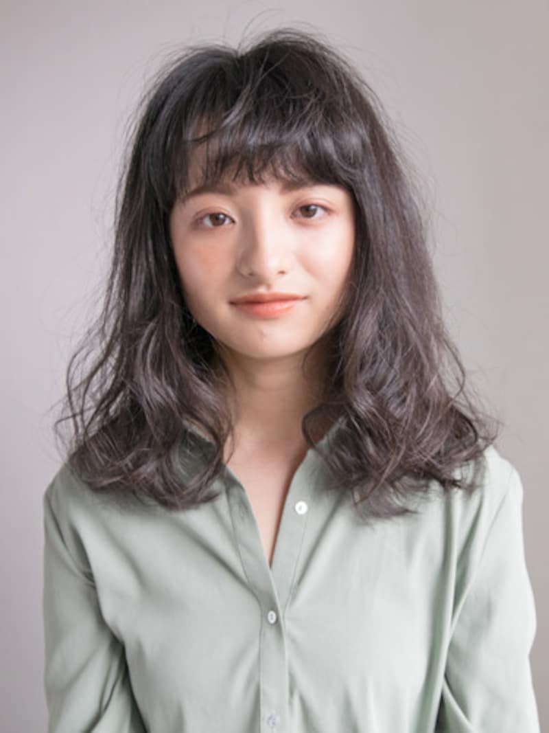 段階的に巻くことで黒髪でも動きのある巻き髪アレンジに