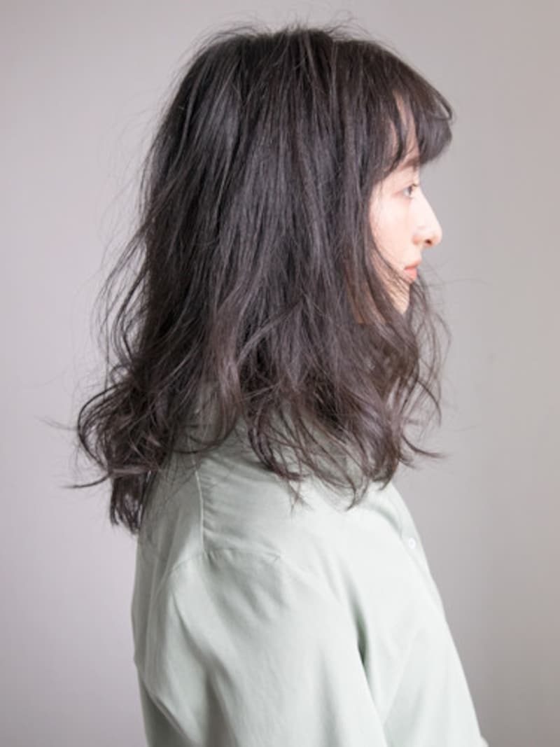 前髪を上下に分けて巻いてボリュームを出す