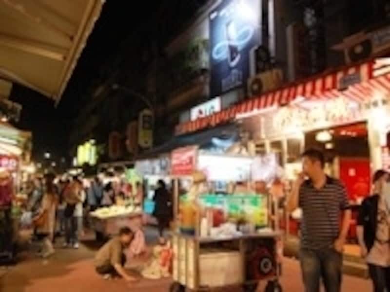 右の紅白の屋根が臭豆腐が美味しい店、紅［虫馬］蟻鉄板焼