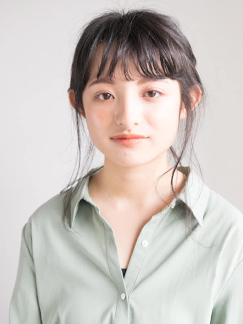 後れ毛を出して黒髪でも重たくないラフな印象に