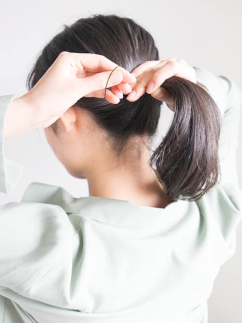 後頭部の中心くらいを目安に結ぶ