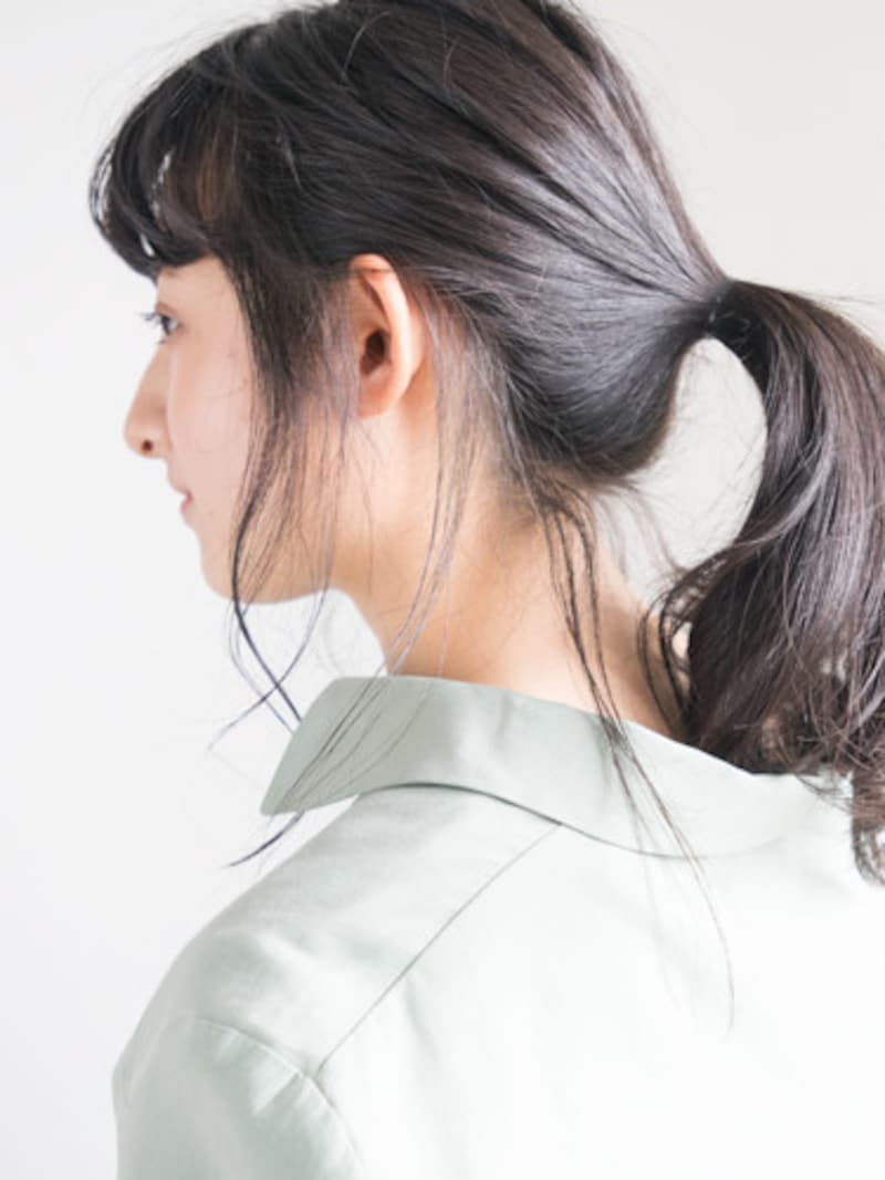 襟足の角と耳後ろの毛束をつまみ出す