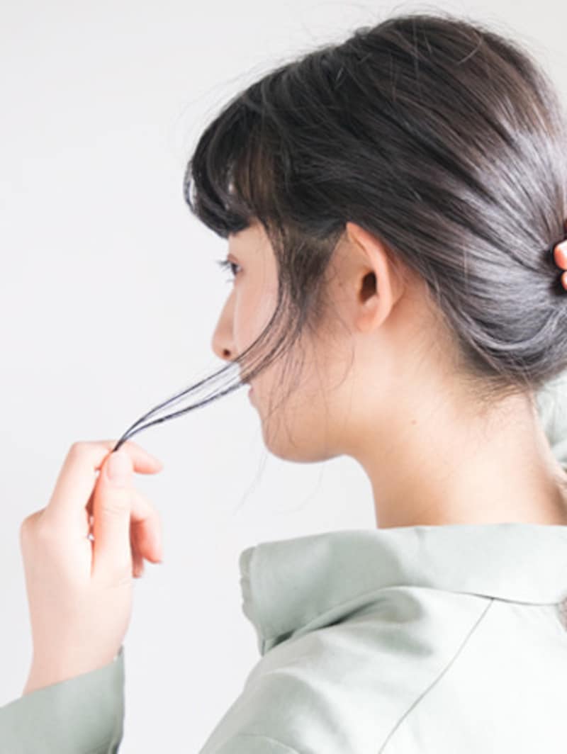 もみあげに1センチくらいの毛束でおくれ毛をつくる