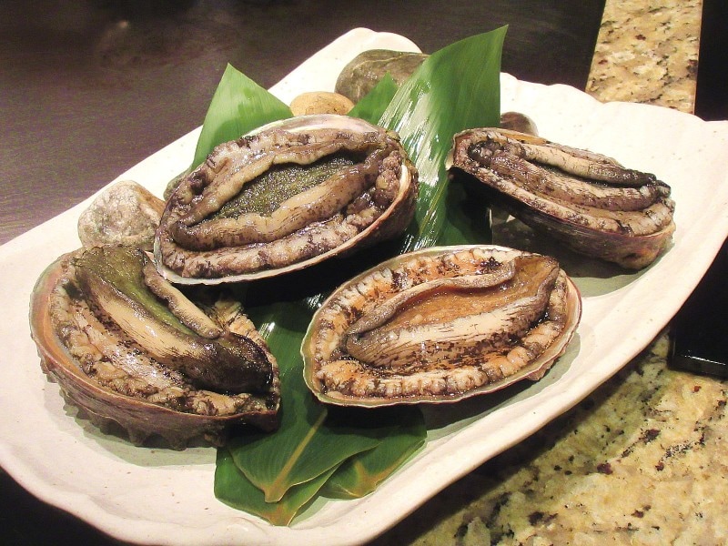 ホテル インターコンチネンタル 東京ベイ まだ動いている新鮮な北海道産の蝦夷鮑