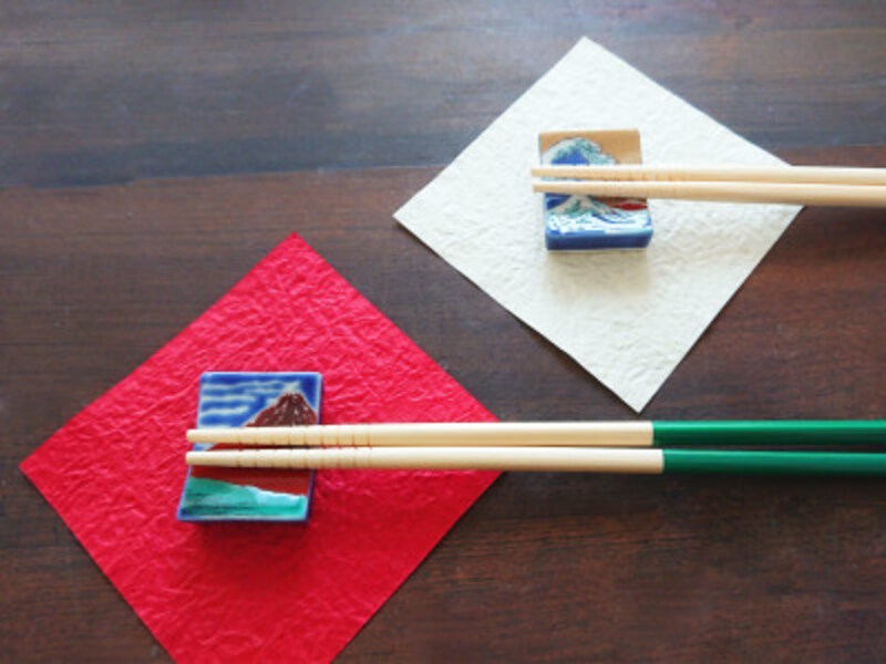 和紙の上に九谷焼のはしおきこれくしょんを置いて彩る