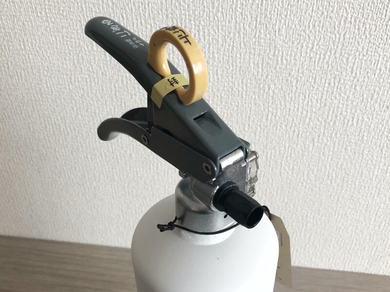 いざというときは、黄色いピンを引き抜き、レバーを握ります。ホースがないため、コツ要らずで誰でも使いやすいのもポイント