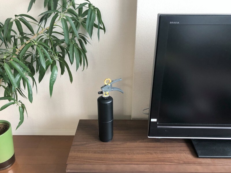 リビングのテレビの横に置いてみたところ、テレビの黒とマッチして違和感なし。ここなら誰もが毎日目にして、いざというときサッと手に取れます