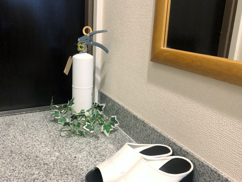 玄関も毎日目にしやすい場所。玄関から近い寝室や子供部屋から、サッと取りに行けます