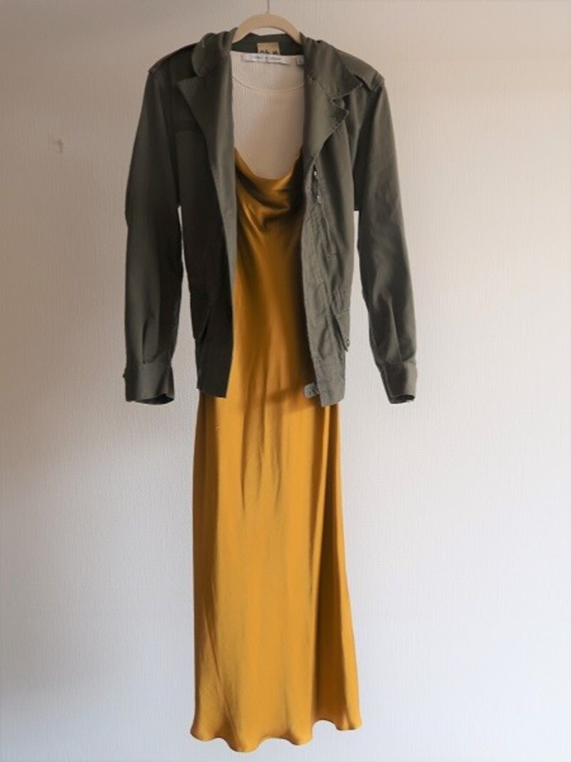 首の詰まったインナーに、カジュアルなジャケットをプラス