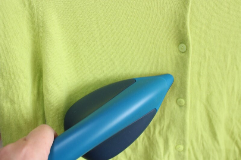 手元のトリガーを押すと、大量のスチームが噴射され、あっという間にシワを伸ばしてくれます