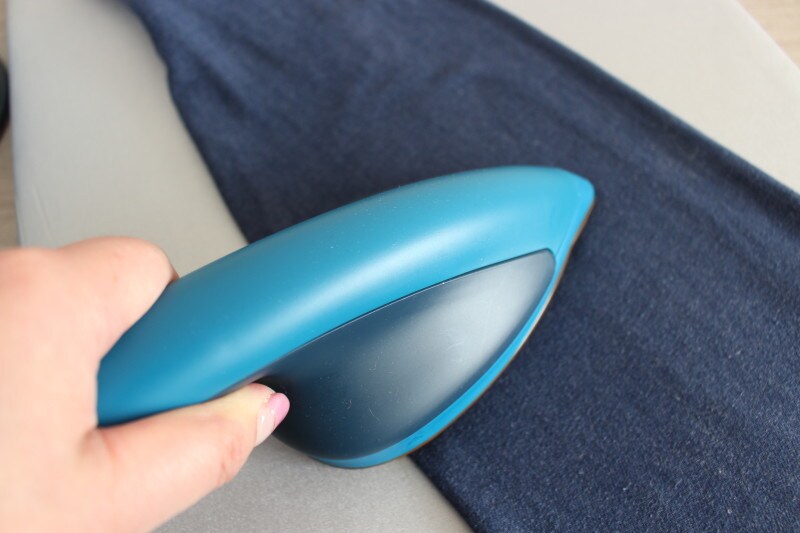 かけ面温度140℃のアイロンとしても使えるので、スチームだけでは伸ばしにくいシワや、ワイシャツなど折り目をつけたい衣類にも