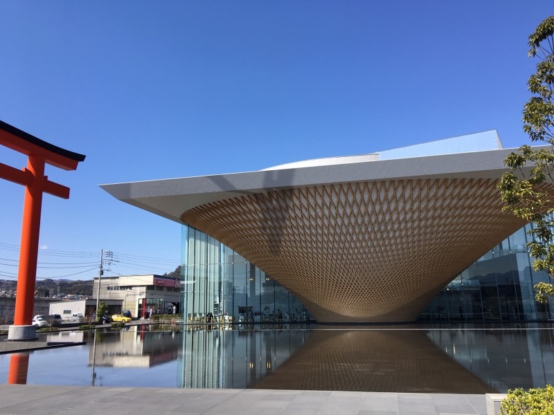 逆さ富士のような建物