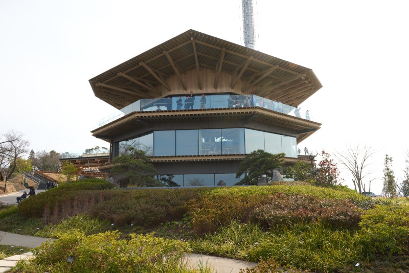 庭園越しに見る外観