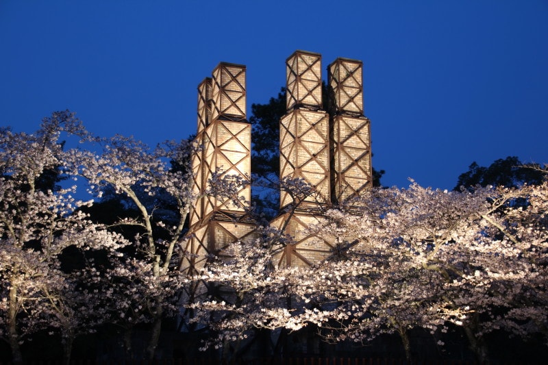 桜の季節ににライトアップされる韮山反射炉