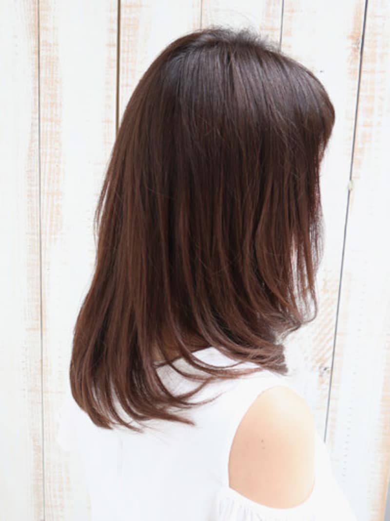 明るめヘアカラーでオン眉前髪との相性もよくなり、伸ばしかけミディアムの印象も変わる
