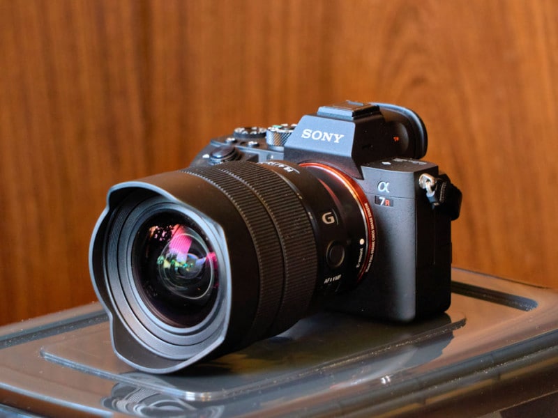 SONYデジタル一眼カメラ『α7R III』。カメラを置いている台は愛用の防湿庫