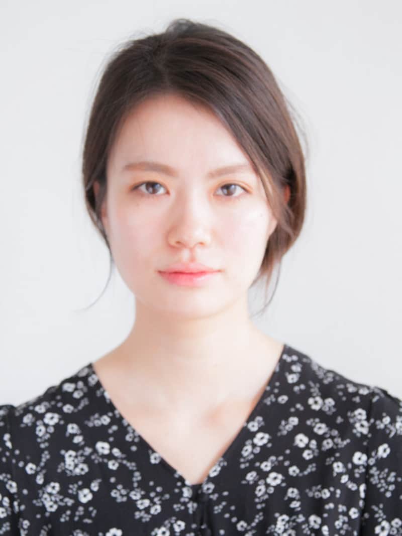 顔周りの後れ毛を出してストレートのヘアアレンジでも可愛く