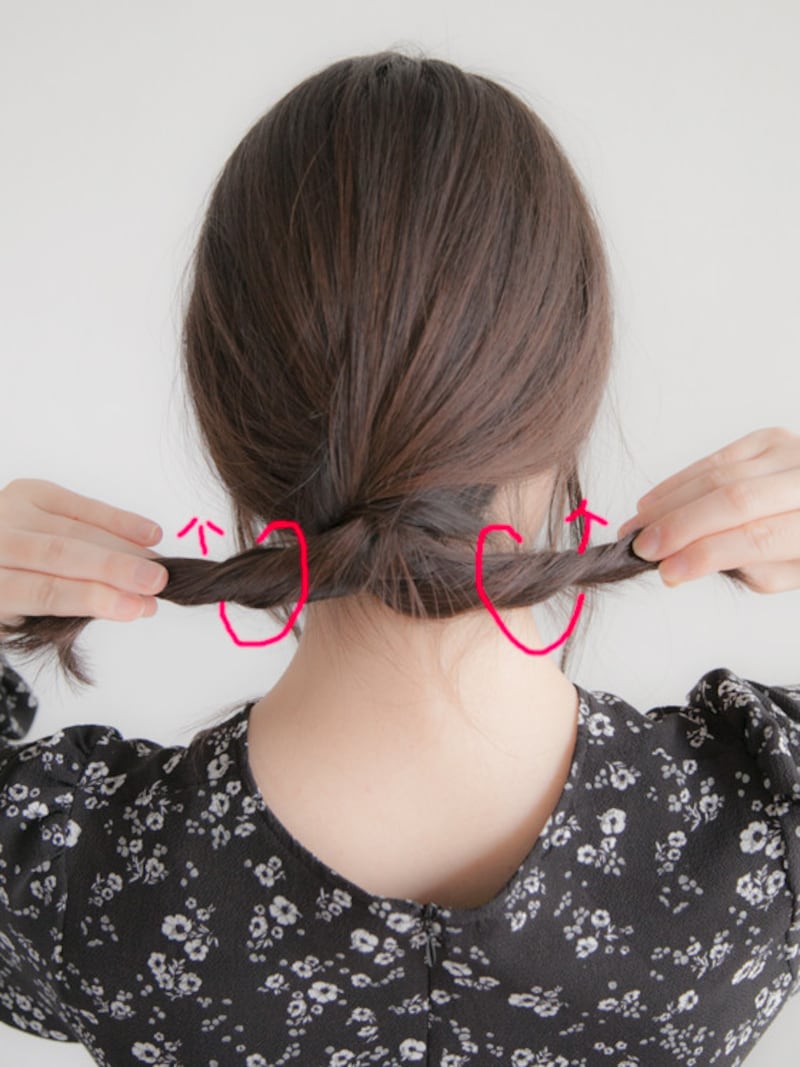 上に向かってねじる