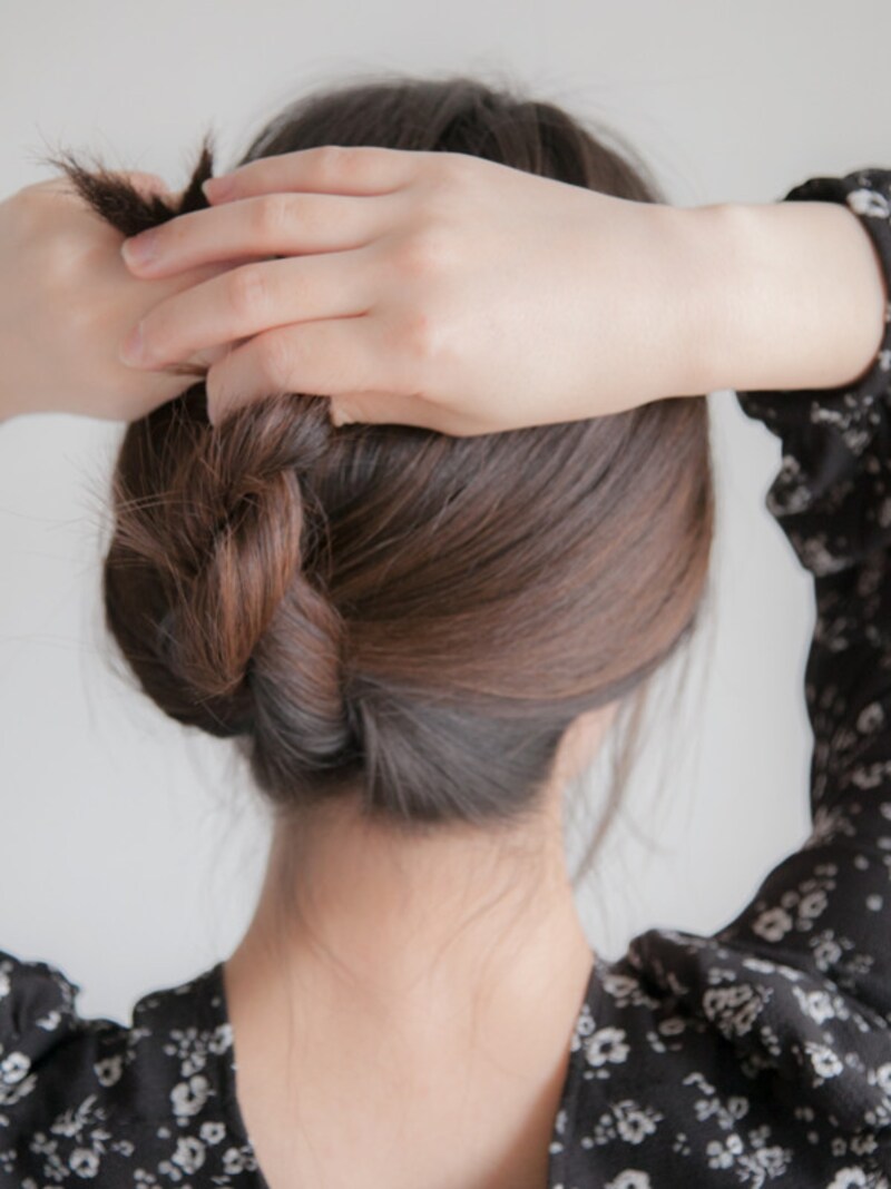 ストレートの毛束を真上に持ち上げる