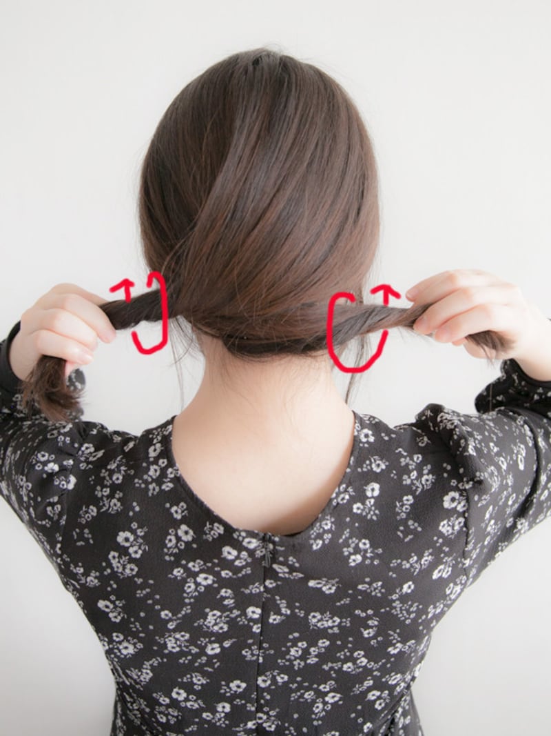 上に向かってねじる