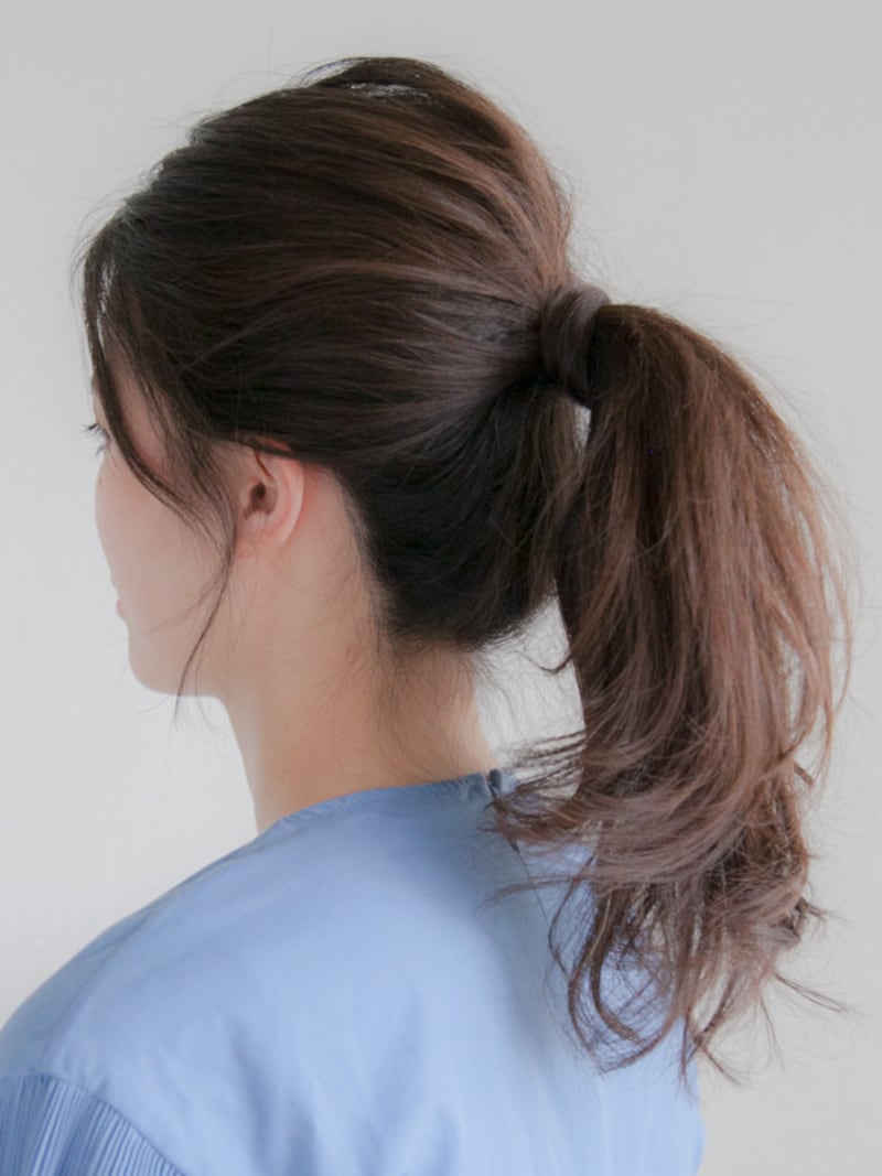 後頭部にボリュームを出すため2段階に結んだひとつ結び