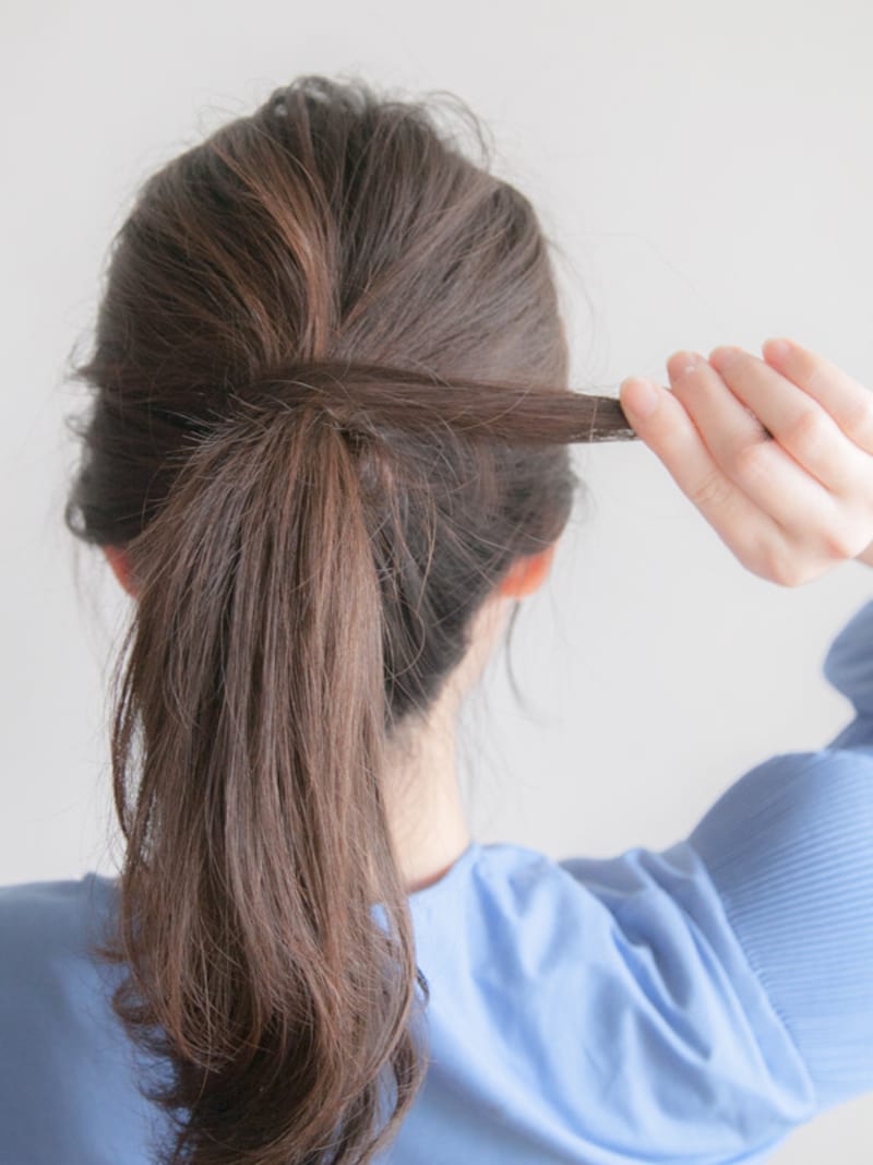 巻きつけた毛束が、たるまないように気をつける