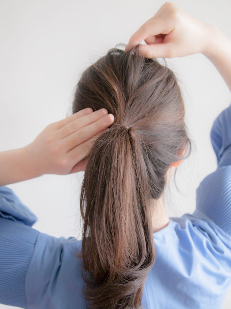 片方の手でゴムの結び目をおさえながら引っ張るとキレイにできる