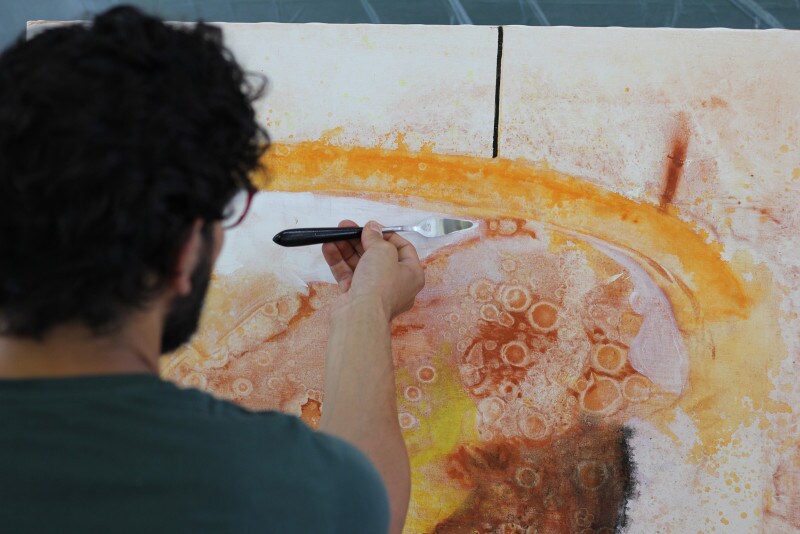 アーティストによる製作風景(2018年7月12日　写真提供：星野リゾート)