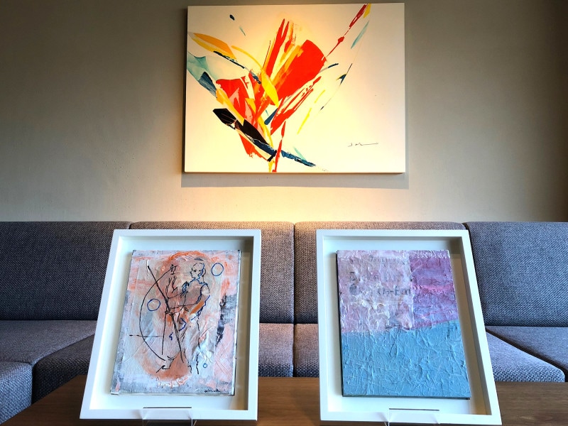 館内のいたるところにアート作品が展示されている。客室に展示されているアートは、基本的にその部屋に滞在したアーティストの作品