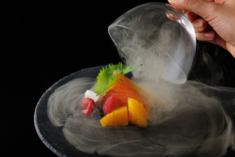 煙が立ち上る大涌谷をイメージした「サーモンの瞬間燻製」(写真提供:星野リゾート)