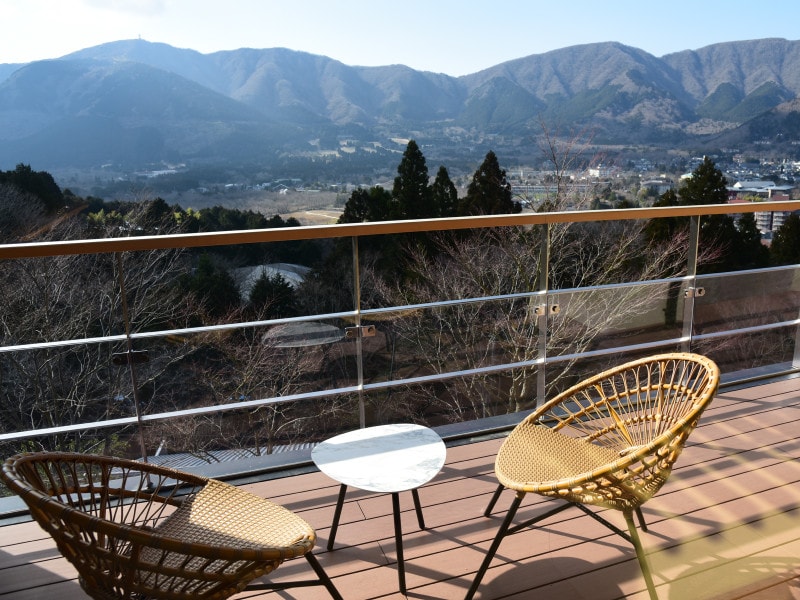 本館2階客室のテラス。仙石原は箱根の中でも指折りの自然が深い土地