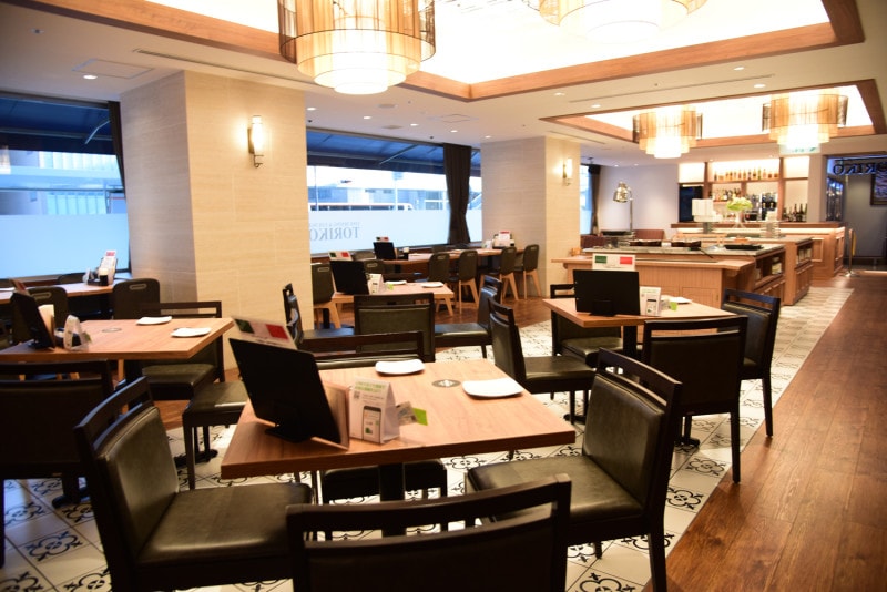 「三宮REIホテル」のレストランは、カフェ風でひとりでも入りやすくなっています