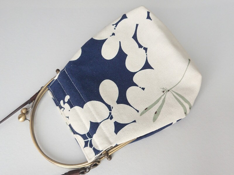 表面と裏面の絵柄が異なるがま口バッグ