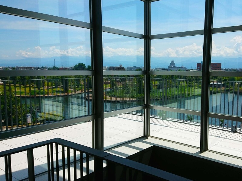 館内からは環水公園や立山連峰の美しい眺望を四季折々に楽しめる