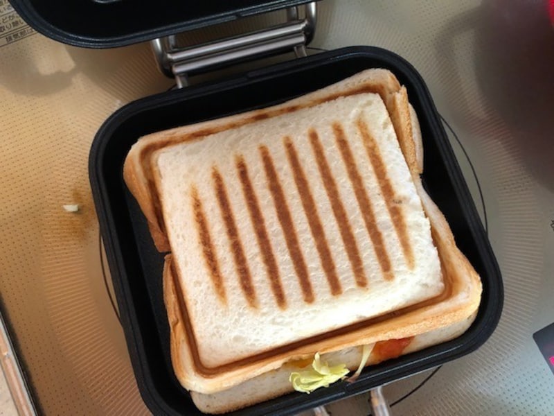 食パンに具材をはさみ両面を1分ずつ加熱。焦げ目が絶妙なホットサンドのできあがり。