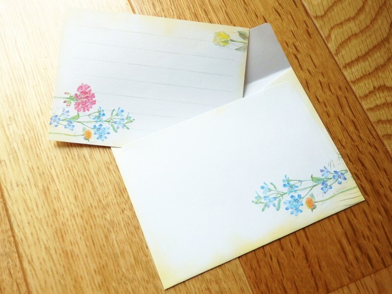 「ひとことふたこと箋」を小さな封筒に入れて