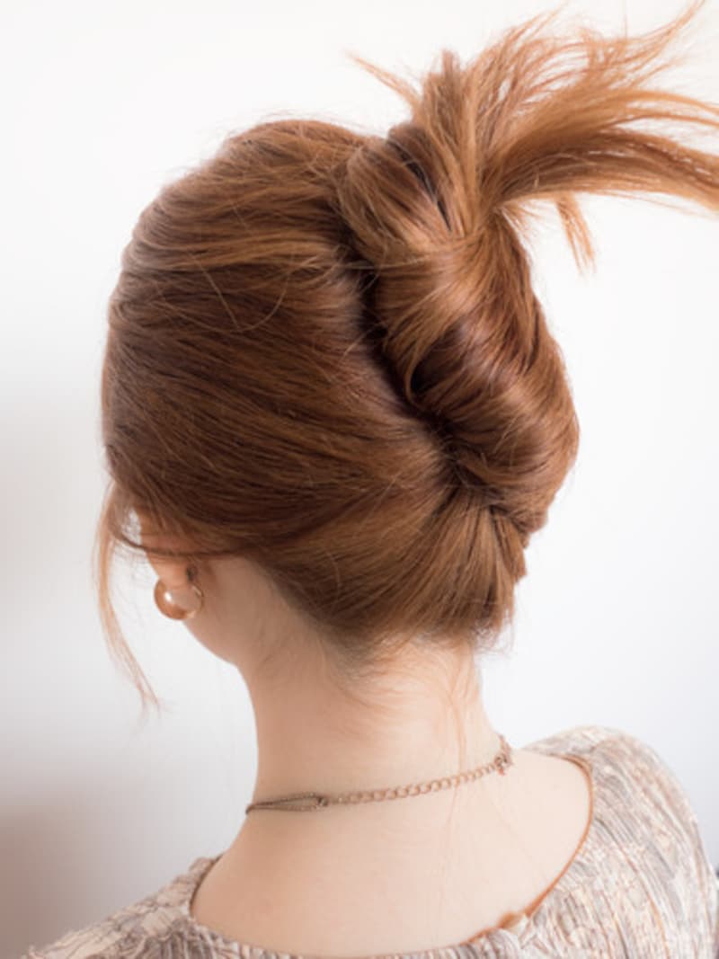 100均のアイテムで簡単夜会巻き:コームで根元をしっかり留める