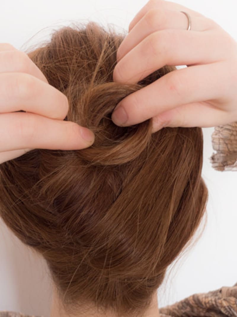 100均のアイテムで簡単夜会巻き:毛先を丸める