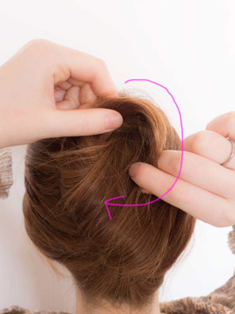 100均のアイテムで簡単夜会巻き:ねじりあげた毛束と同じ方向に毛先をねじる