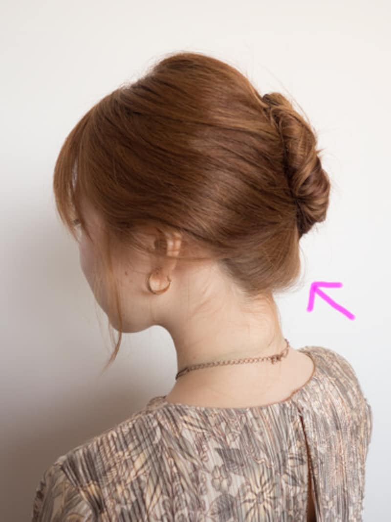 100均のアイテムで簡単夜会巻き:うなじが緩まないように処理する