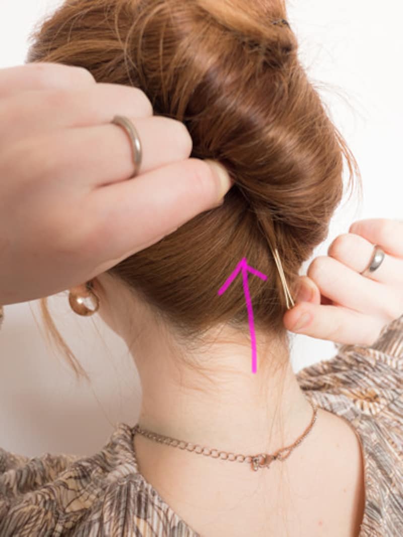 100均のアイテムで簡単夜会巻き:顎を上に上げながらピンを挿す