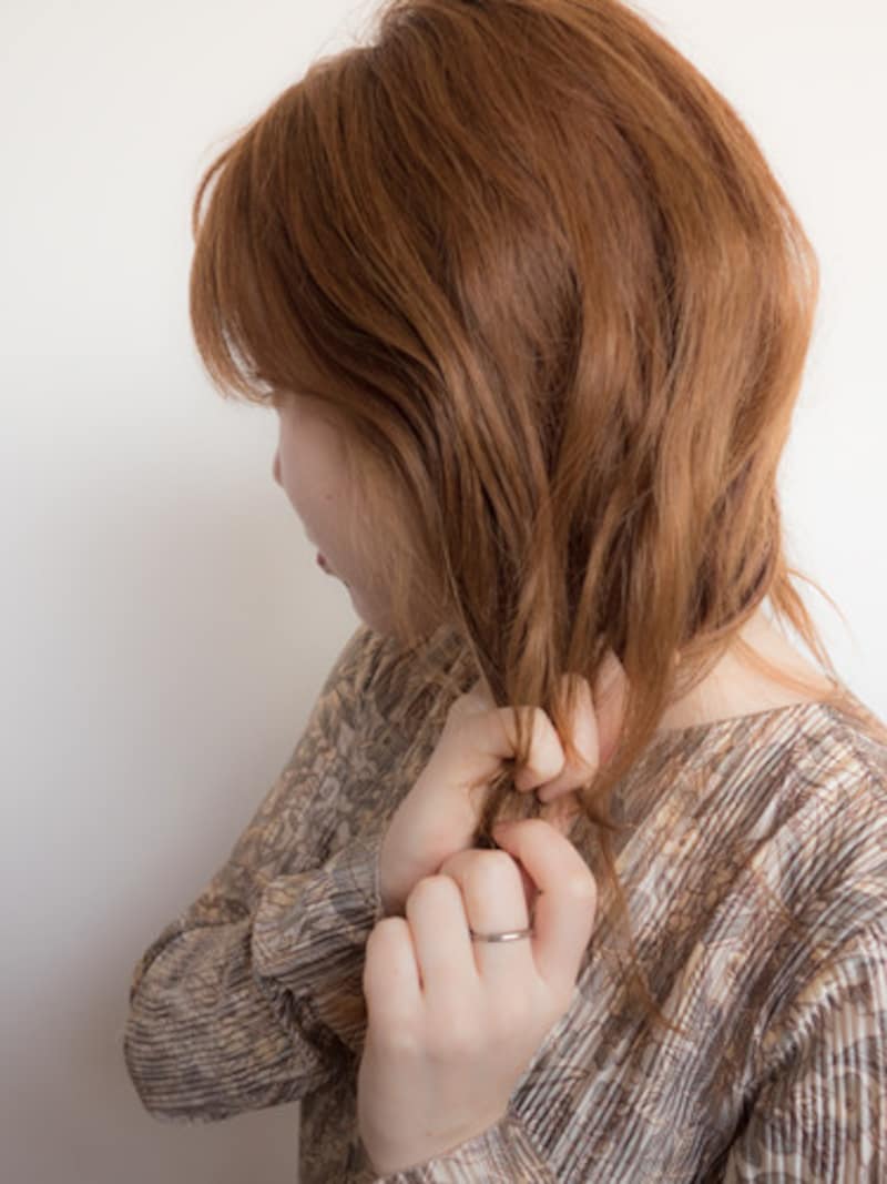 100均のアイテムで簡単夜会巻き:夜会巻きにしたとき毛が落ちてこないようにワックスを馴染ませる