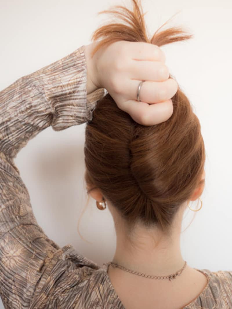 100均コームで簡単夜会巻き:毛束を持ち上げる