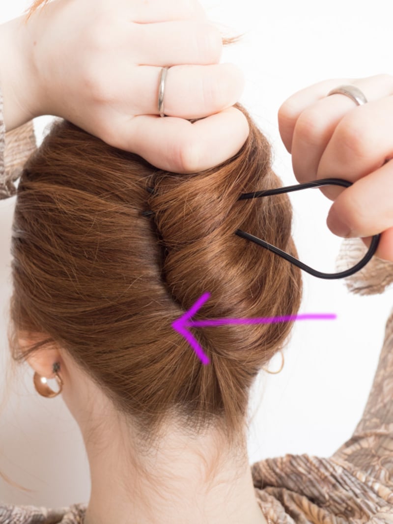 100均コームで簡単夜会巻き:コームを根元までスライドさせる