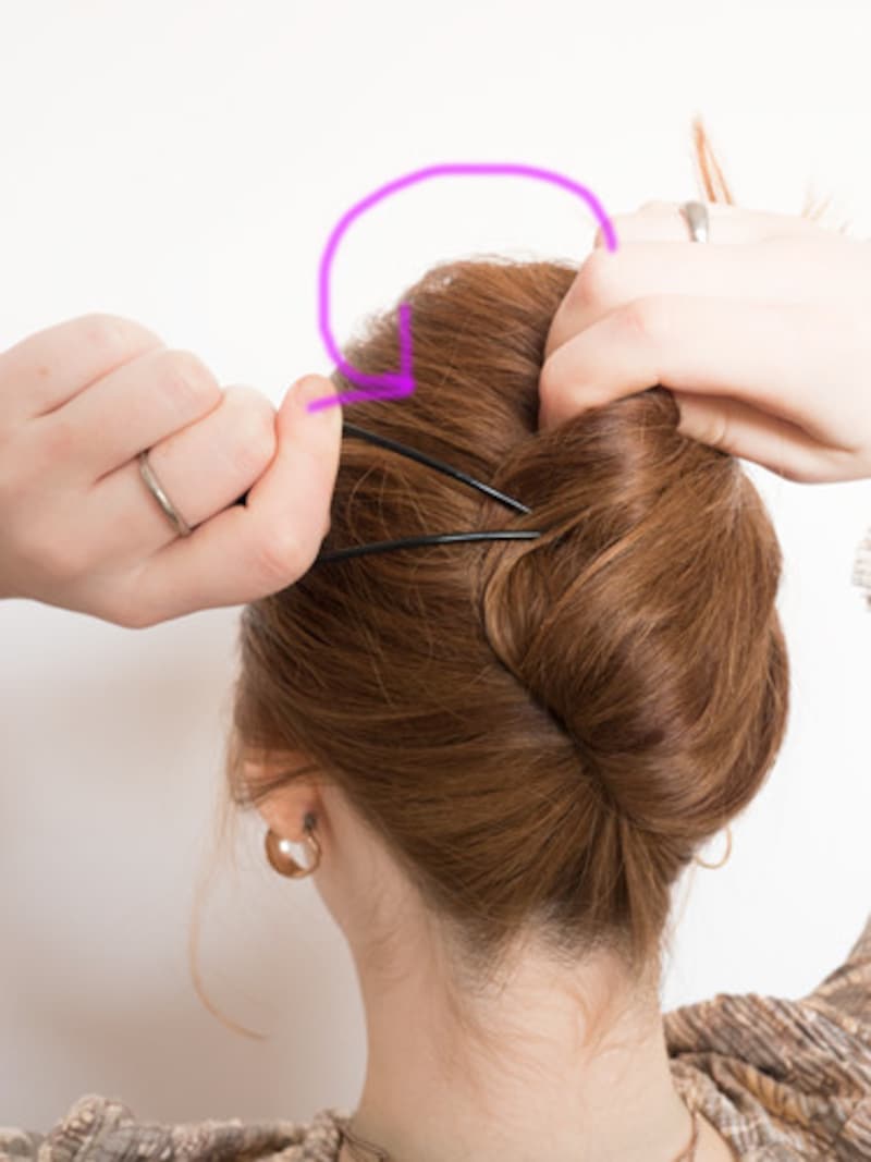 100均のアイテムで簡単夜会巻き:夜会巻きの根元が引っかかるような感じになる