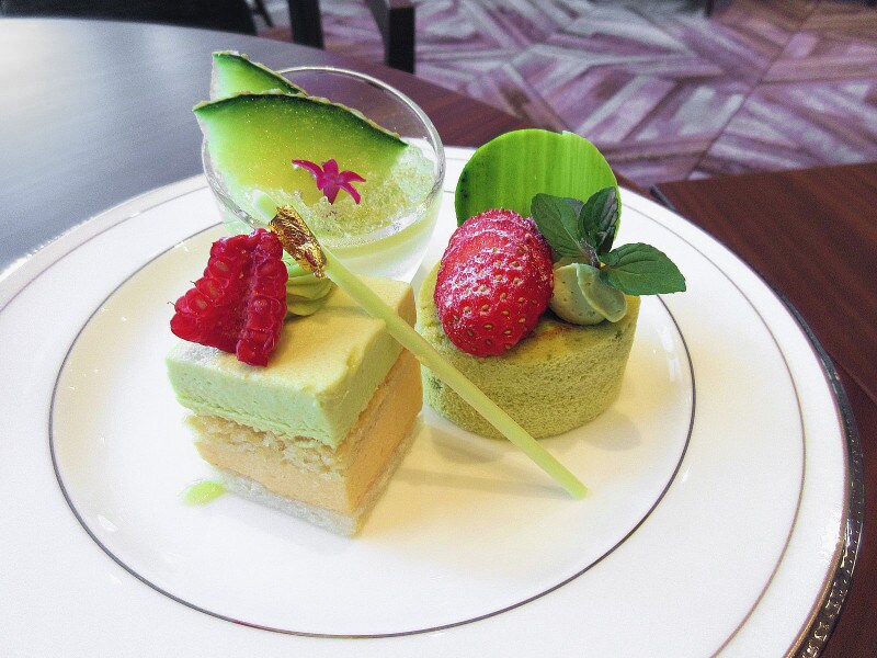 グランドニッコー東京 台場 最上段のグリーンをテーマとしたスイーツプレート
