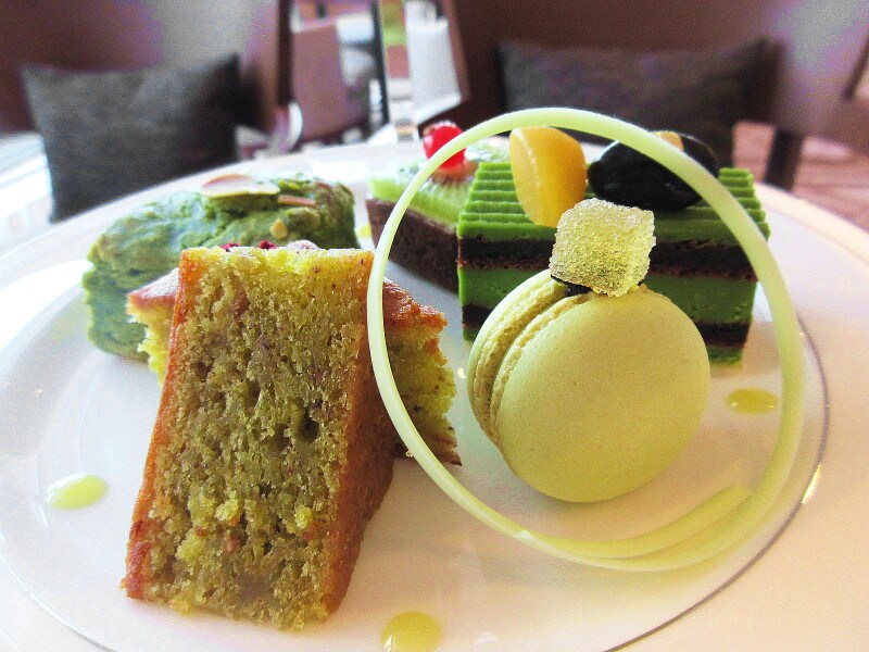 グランドニッコー東京 2段目のグリーンをテーマとしたスイーツプレート